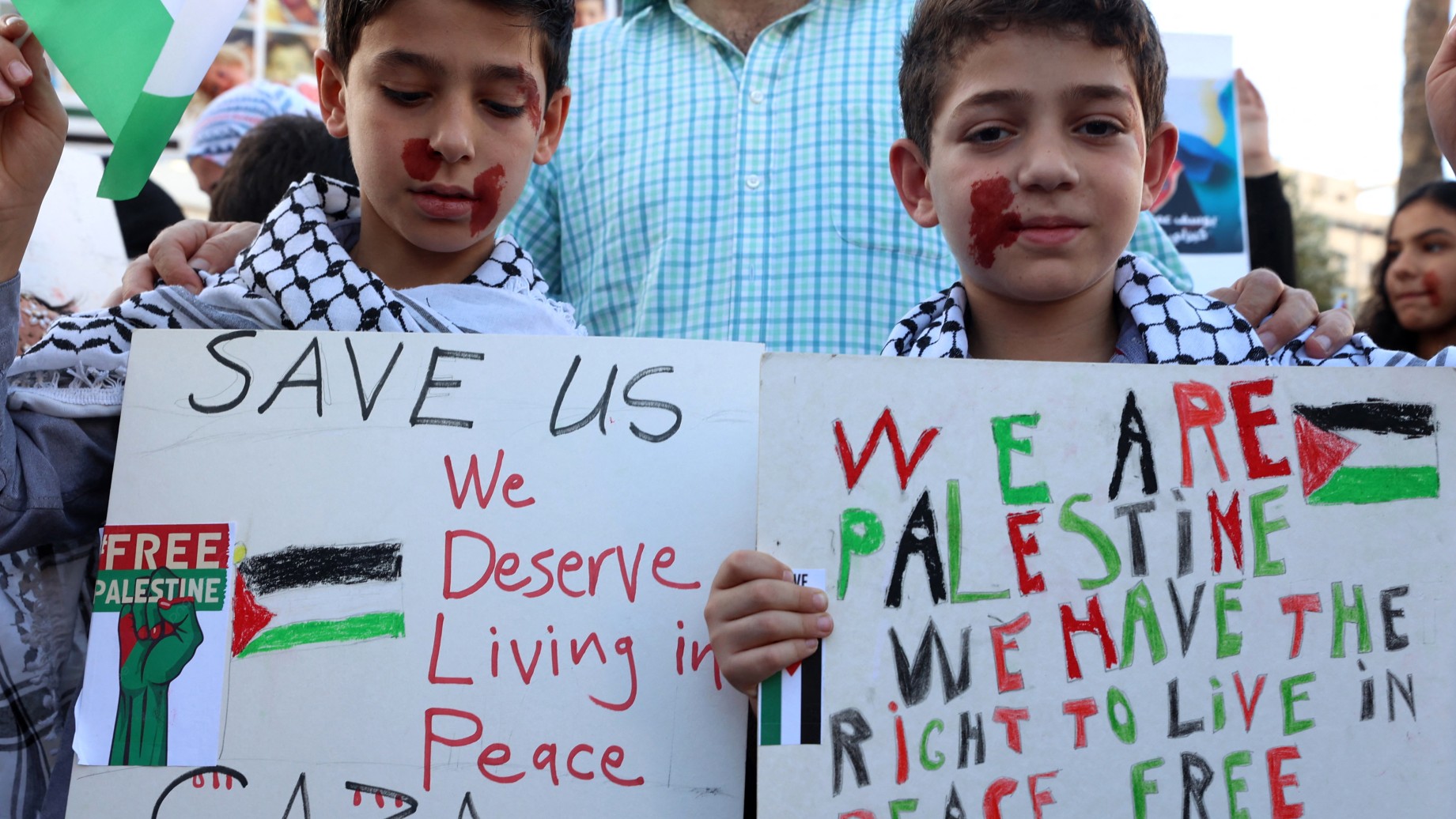 Palestinian children hold posters during a protest in solidarity with children in the Gaza Strip, in the city of Ramallah on November,4, 2023-afp